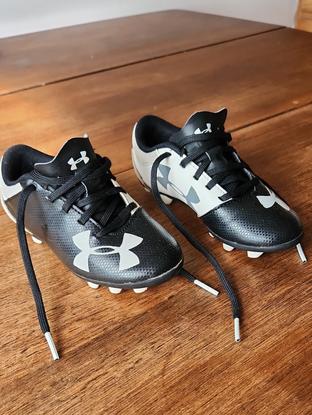 Under Armour Black and White Kids' Soccer Cleats UNISEX SIZE 10